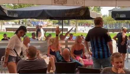 Los hinchas del Brujas entretienen la espera en los bares de la plaza del Castillo