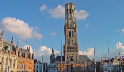 El campanario de Brujas, visto desde la Grand-Place