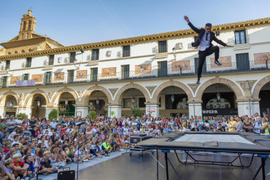 Espectáculos del Festival de Circo de Navarra en la plaza de los Fueros de Tudela.