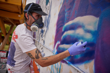 Peio Iglesias trabaja en su mural en la calle Olaz-Chipi
