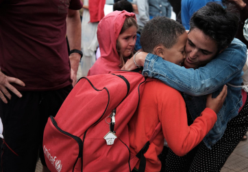 Fotos de la despedida de los niños saharauis de sus familias navarras. /