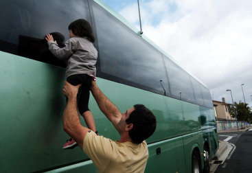 Fotos de la despedida de los niños saharauis de sus familias navarras. /
