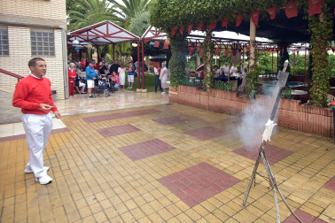 Fotos del cohete de fiestas de Peralta.