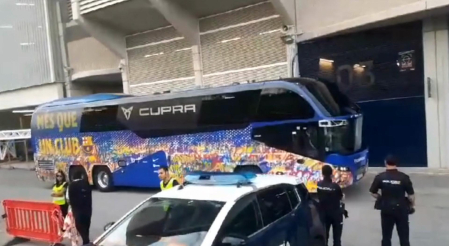 Decenas de aficionados se han congregado en los aledaños del estadio para ver la llegada de los jugadores del equipo blaugrana