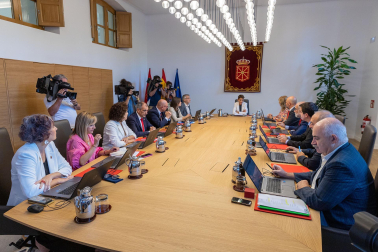 Fotos de la primera sesión de gobierno del Ejecutivo foral en el Palacio de Navarra.
