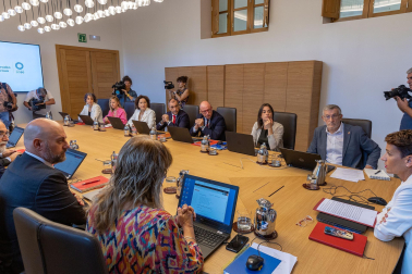 Fotos de la primera sesión de gobierno del Ejecutivo foral en el Palacio de Navarra.