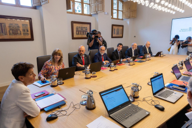 Fotos de la primera sesión de gobierno del Ejecutivo foral en el Palacio de Navarra.