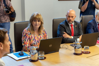 Fotos de la primera sesión de gobierno del Ejecutivo foral en el Palacio de Navarra.