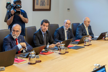 Fotos de la primera sesión de gobierno del Ejecutivo foral en el Palacio de Navarra.