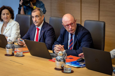 Fotos de la primera sesión de gobierno del Ejecutivo foral en el Palacio de Navarra.