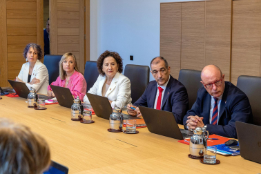 Fotos de la primera sesión de gobierno del Ejecutivo foral en el Palacio de Navarra.