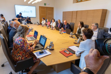 Fotos de la primera sesión de gobierno del Ejecutivo foral en el Palacio de Navarra.