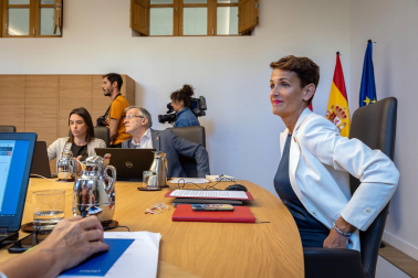 Fotos de la primera sesión de gobierno del Ejecutivo foral en el Palacio de Navarra.