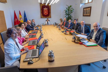 Fotos de la primera sesión de gobierno del Ejecutivo foral en el Palacio de Navarra.