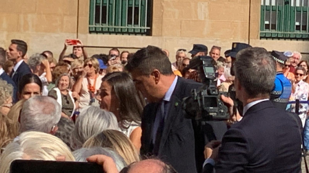 La reina Letizia saluda a los pamploneses congregados en el exterior de la Catedral