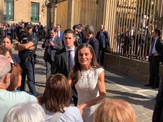 La reina Letizia saluda a las personas congregadas en el exterior de la catedral