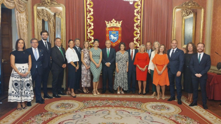 Corporación y antiguos alcaldes esperando a los Reyes, Enrique Maya, Javier Erice y Yolanda Barcina