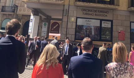 Los reyes saludan en el exterior de la plaza Consistorial