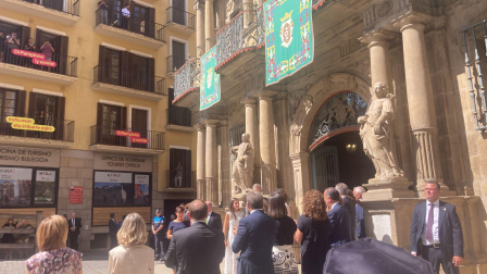 Los reyes, en el exterior de la Casa Consitorial