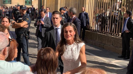Tras bajarse del vehículo oficial, la reina se ha acercado a saludar al público congregado antes de pasar al interior del templo