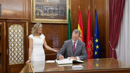 El rey Felipe VI firma el libro de honor del Ayuntamiento de Pamplona