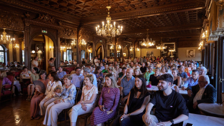 Asistentes a la presentación de 'El latido de los tres burgos', en el Nuevo Casino de Pamplona