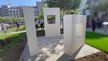 Dentro de los actos organizado con motivo del 600 aniversario del Privilegio de la Unión, este sábado ha sido inaugurada en la plaza del Castillo la escultura ‘1423’, ganadora del Concurso Internacional de Escultura Urbana de la Ciudad de Pamplona.