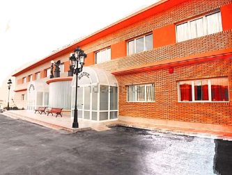 A la entrada de Tudela, se vente este hotel en el polígono industrial
