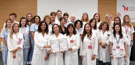 De izquierda a derecha y de arriba abajo, las y los integrantes del Servicio de Farmacia Itziar Bueno, Ainhoa Mesa, Inés Lampreabe, Ujué Echegoyen, Nekane Ibilcieta, Daniel Huarte, Tatiana Herce, Amaya Arrondo, Esther Lacalle, Carlos Seminario, Leire Ibañez, Maite Delgado, Esther Velasco, Trinidad Gallardo, Marisol Leria, Marta Bujanda, Marta Ortiz, Itziar Alzórriz, Mª José Ares, Sara Erdozain, María Calvo, María Pío, Maite Sarobe, Natalia Larrea, Lorena Novajarque y Leire Moreno