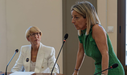 Esmeralda Masó, con vestido verde, en su primera intervención tras jurar su cargo como alcaldesa de Lerín ante la mirada de Consuelo Ochoa, con traje blanco