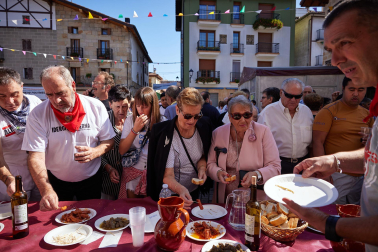 Aperitivos, bailes y misa en el día grande de las fiestas de Alsasua