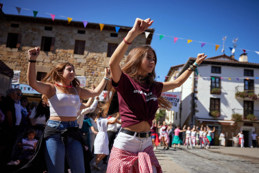 Aperitivos, bailes y misa en el día grande de las fiestas de Alsasua