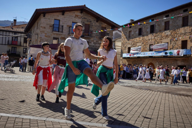 Aperitivos, bailes y misa en el día grande de las fiestas de Alsasua