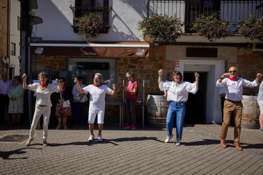Aperitivos, bailes y misa en el día grande de las fiestas de Alsasua