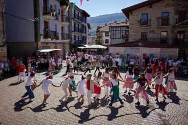 Aperitivos, bailes y misa en el día grande de las fiestas de Alsasua