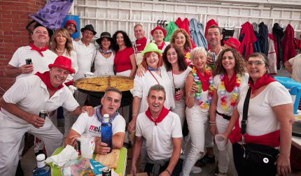Mikel Ganuza y su cuadrilla disfrutaron de la paellada popular en las fiestas de Zizur