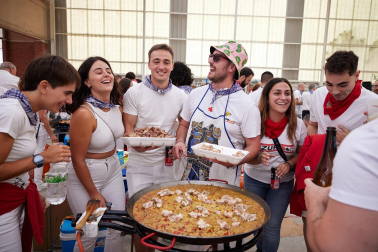 Fotos de la comida popular de fiestas de Zizur Mayor. /