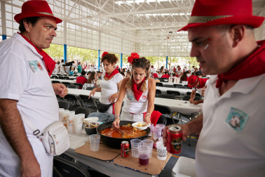 Fotos de la comida popular de fiestas de Zizur Mayor. /