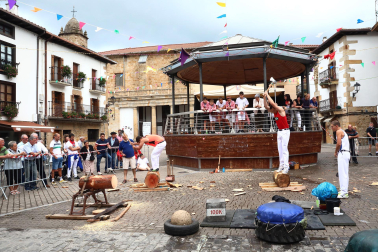 Fotos de fiestas de Alsasua en el día de homenaje a los mayores. /