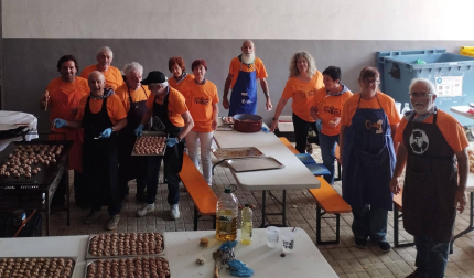 Varios de los voluntarios encargados de cocinar para la cita culinaria