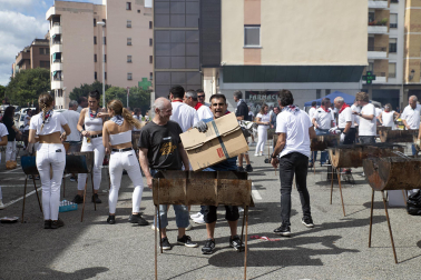 Fuego, leña, brasas, barbacoas y costillas. La Plaza de El Ferial de Huarte acogió este lunes, 18 de septiembre, la tradicional costillada popular en el marco de las fiestas patronales de la localidad