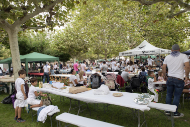 Fuego, leña, brasas, barbacoas y costillas. La Plaza de El Ferial de Huarte acogió este lunes, 18 de septiembre, la tradicional costillada popular en el marco de las fiestas patronales de la localidad