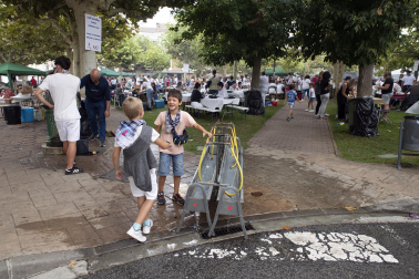 Fuego, leña, brasas, barbacoas y costillas. La Plaza de El Ferial de Huarte acogió este lunes, 18 de septiembre, la tradicional costillada popular en el marco de las fiestas patronales de la localidad