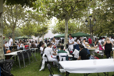 Fuego, leña, brasas, barbacoas y costillas. La Plaza de El Ferial de Huarte acogió este lunes, 18 de septiembre, la tradicional costillada popular en el marco de las fiestas patronales de la localidad