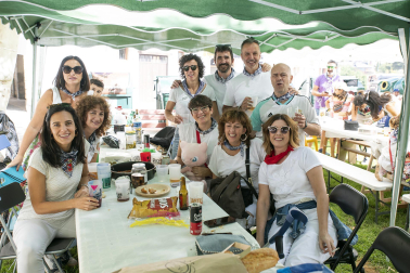 Fuego, leña, brasas, barbacoas y costillas. La Plaza de El Ferial de Huarte acogió este lunes, 18 de septiembre, la tradicional costillada popular en el marco de las fiestas patronales de la localidad