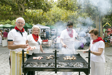 Fuego, leña, brasas, barbacoas y costillas. La Plaza de El Ferial de Huarte acogió este lunes, 18 de septiembre, la tradicional costillada popular en el marco de las fiestas patronales de la localidad