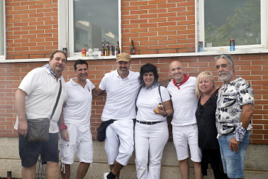Fuego, leña, brasas, barbacoas y costillas. La Plaza de El Ferial de Huarte acogió este lunes, 18 de septiembre, la tradicional costillada popular en el marco de las fiestas patronales de la localidad