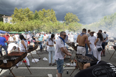 Fuego, leña, brasas, barbacoas y costillas. La Plaza de El Ferial de Huarte acogió este lunes, 18 de septiembre, la tradicional costillada popular en el marco de las fiestas patronales de la localidad
