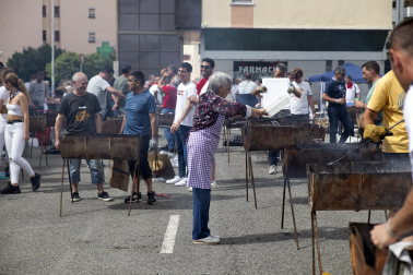 Fuego, leña, brasas, barbacoas y costillas. La Plaza de El Ferial de Huarte acogió este lunes, 18 de septiembre, la tradicional costillada popular en el marco de las fiestas patronales de la localidad