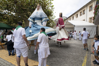 Fuego, leña, brasas, barbacoas y costillas. La Plaza de El Ferial de Huarte acogió este lunes, 18 de septiembre, la tradicional costillada popular en el marco de las fiestas patronales de la localidad